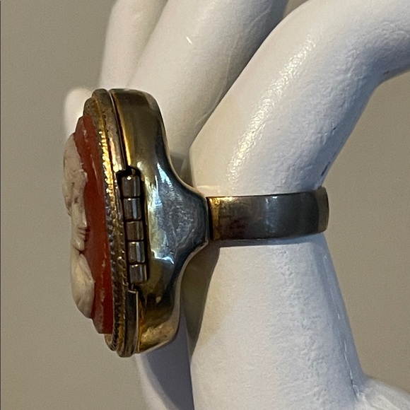 1970’s Avon Cameo Locket Ring - Picture 3 of 8